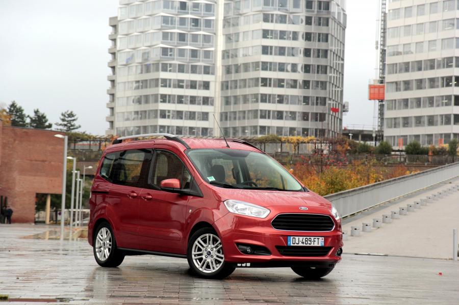  Ford Tourneo Courier (Race Red) 2014 года  (фото 12 из 27)